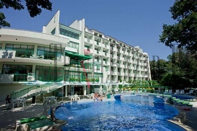 Zdravets Hotel 4*, Златни пясъци. Нощувка на All Inclusive. На 150 м от плажа, басейн с детска секция, интернет, паркинг, фитнес, сауна.