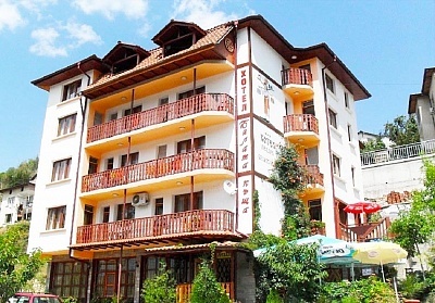 Зима в Родопите: Нощувка, закуска и вечеря със СПА в хотел Бялата къща