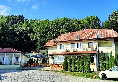 Зимна почивка с нощувка и закуска в хотел-ресторант в Котел