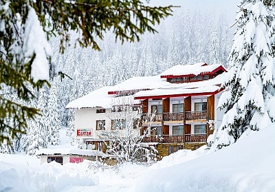 Зимна почивка в Пампорово: Хотел Елица с включена закуска, джакузи и сауна