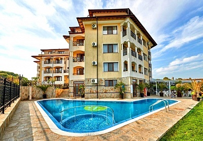 Златна възраст 55+! All Inclusive Light на човек на ПЪРВА линия в Царево! 4+ нощувки и ползване на басейн в хотел Томас Резиденс