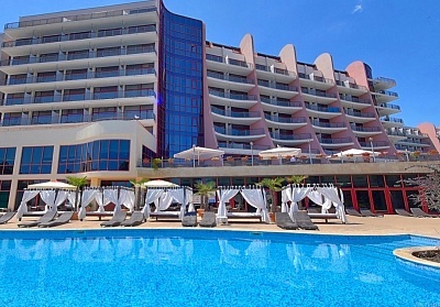  Златна възраст над 55 г.! Нощувка на човек на база Ultra All Inclusive + басейн, чадър и шезлонг на плажа от хотел Аполо Спа Ризорт, Златни Пясъци. Дете до 11.99г. БЕЗПЛАТНО! 