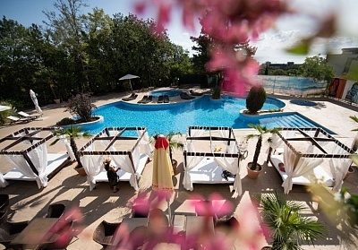 Златна възраст 55+! Нощувка за ДВАМА на база All Inclusive + басейни, сауна и парна баня от хотел Аполо Спа Ризорт, Златни Пясъци. Дете до 11.99г. БЕЗПЛАТНО!