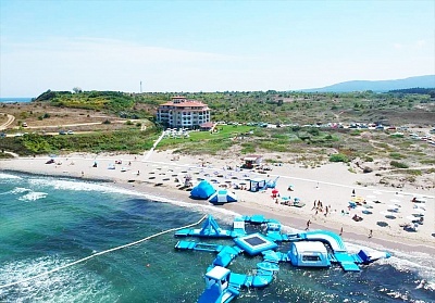 Златна възраст 55+ за септември! All Inclusive Light на човек на ПЪРВА линия в Царево! 4+ нощувки и ползване на басейн в хотел Томас Резиденс