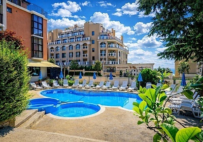 Златни пясъци 2026: Нощувка с възможност за закуска + басейн в хотел Роял Бийч